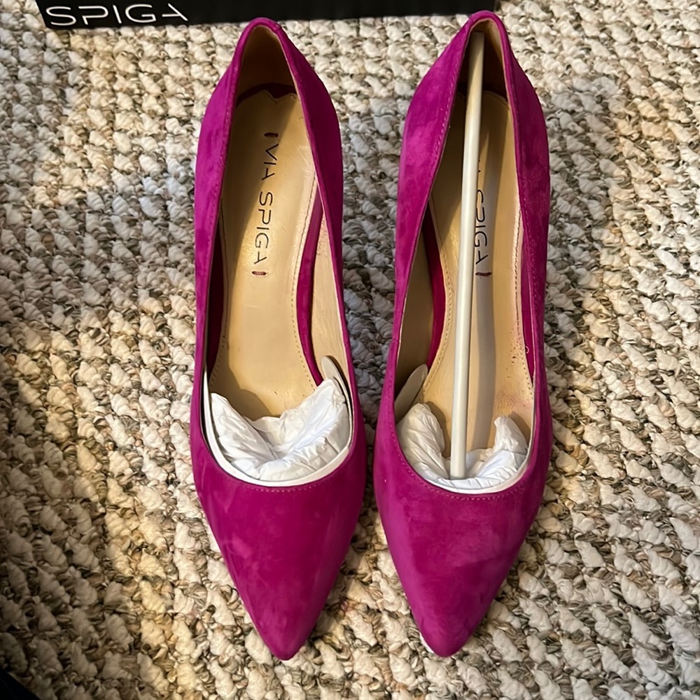 Via spiga magenta suede heels